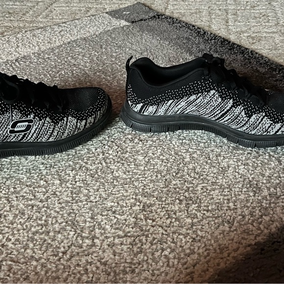 Skechers with memory foam - Picture 2 of 5